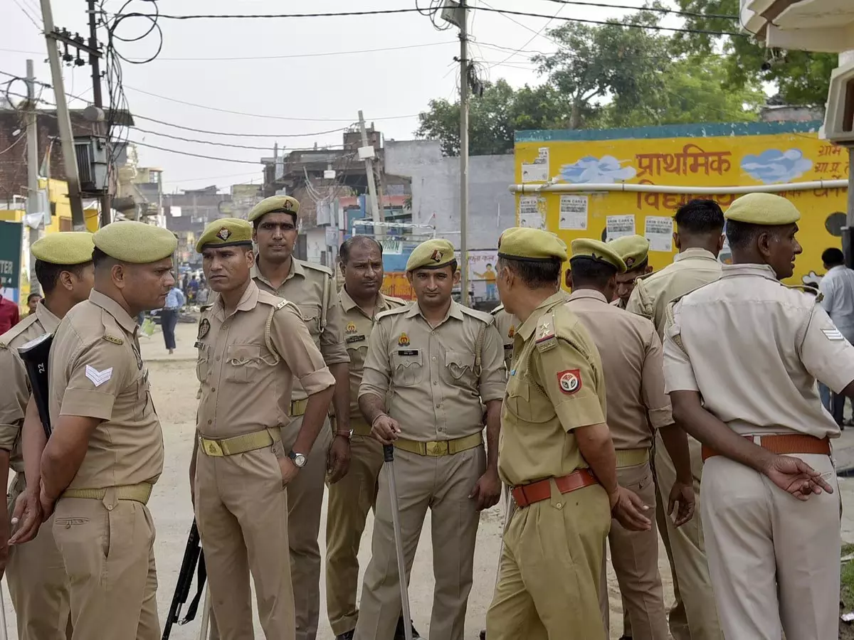 बच्चे के गले पर चाकू रख परिवार को बनाया बंधक, लाखों की डकैती बच्चे के गले पर चाकू रख परिवार को बनाया बंधक, लाखों की डकैती