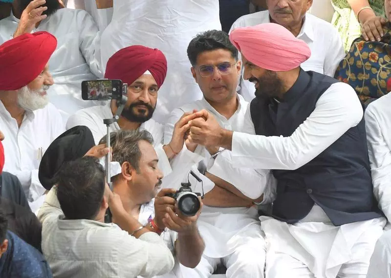 गुलज़ार सिंह की मौत पर कांग्रेस का प्रदर्शन, पायलट-वारिंग-चन्नी साथ गुलज़ार सिंह की मौत पर कांग्रेस का प्रदर्शन, पायलट-वारिंग-चन्नी साथ