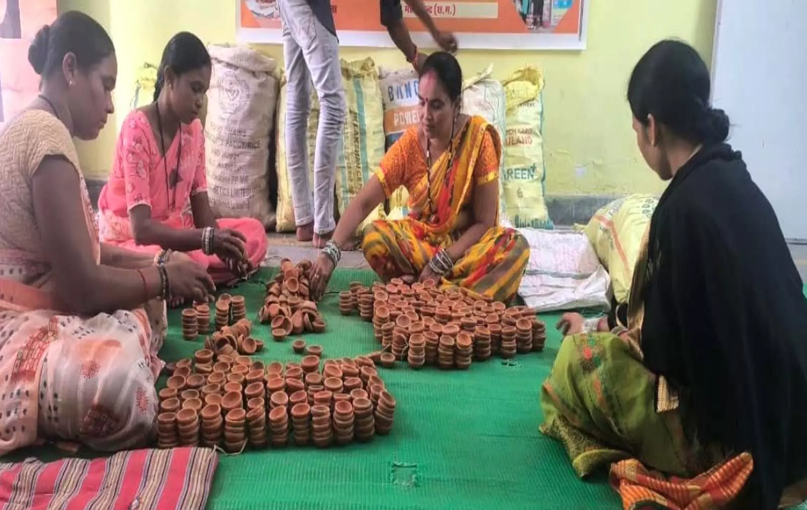 महासमुंद में समूह की दीदियां गढ़ रहीं संकल्प के दीये महासमुंद में समूह की दीदियां गढ़ रहीं संकल्प के दीये