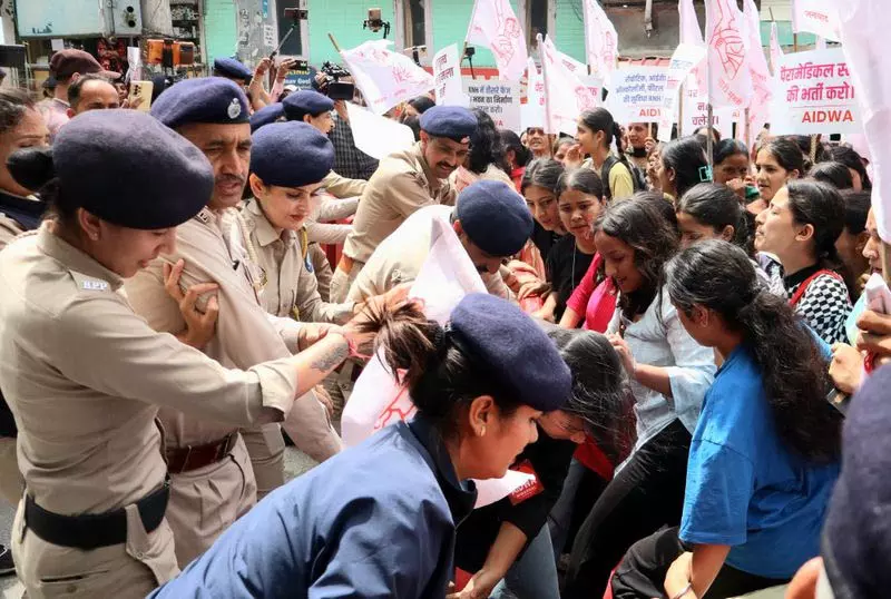 गायनेकोलॉजी OPD शिफ्टिंग का महिलाओं ने किया विरोध गायनेकोलॉजी OPD शिफ्टिंग का महिलाओं ने किया विरोध