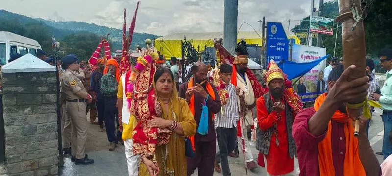 हिमाचल: मणिमहेश छड़ी जुलूस में जम्मू-कश्मीर के वाहनों पर कोई ग्रीन टैक्स नहीं हिमाचल: मणिमहेश छड़ी जुलूस में जम्मू-कश्मीर के वाहनों पर कोई ग्रीन टैक्स नहीं