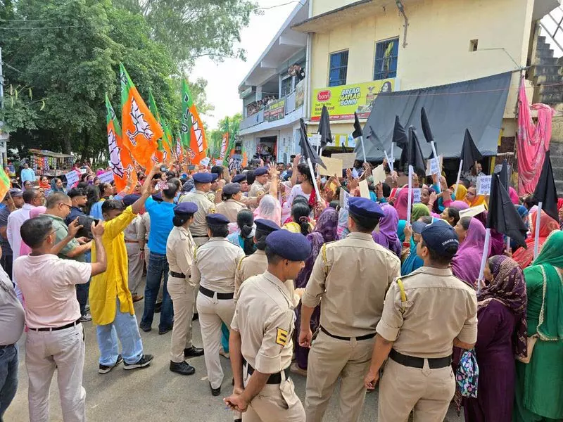 कांगड़ा में BJP प्रदर्शन का महिला कांग्रेस ने किया विरोध कांगड़ा में BJP प्रदर्शन का महिला कांग्रेस ने किया विरोध