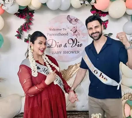 पेरेंट्सहुड को इंजॉय कर रहे दिव्यांका-विवेक, कहा - हमारी दुनिया ही बदल गई पेरेंट्सहुड को इंजॉय कर रहे दिव्यांका-विवेक, कहा - हमारी दुनिया ही बदल गई