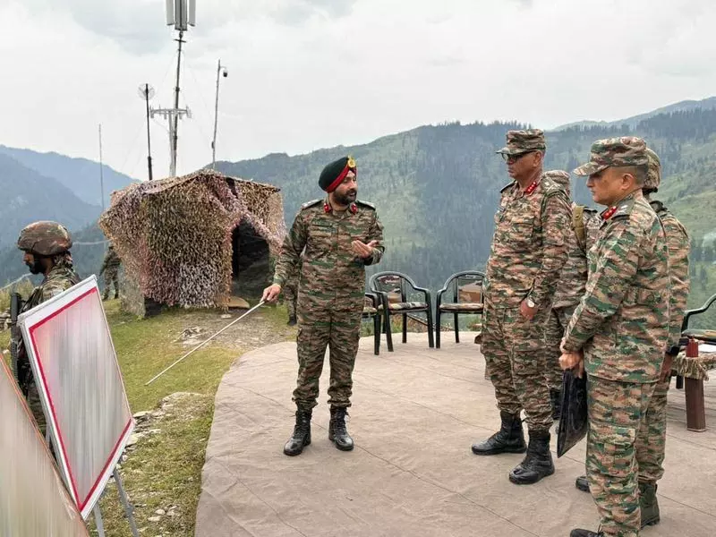 आतंकवाद-विरोधी अभियानों के बीच GOC ने पुंछ का दौरा किया आतंकवाद-विरोधी अभियानों के बीच GOC ने पुंछ का दौरा किया