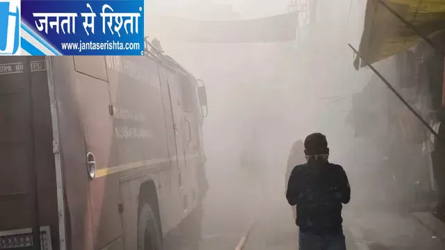 कासगंज के विशाल मेगा मार्ट में भीषण आग, शॉर्ट सर्किट से लगी आग में लाखों का सामान जलकर खाक कासगंज के विशाल मेगा मार्ट में भीषण आग, शॉर्ट सर्किट से लगी आग में लाखों का सामान जलकर खाक