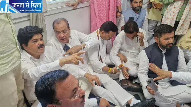 शुद्धीकरण हवन विवाद: कांग्रेस ने दलित सम्मान के मुद्दे पर भाजपा और आरएसएस को घेरा शुद्धीकरण हवन विवाद: कांग्रेस ने दलित सम्मान के मुद्दे पर भाजपा और आरएसएस को घेरा
