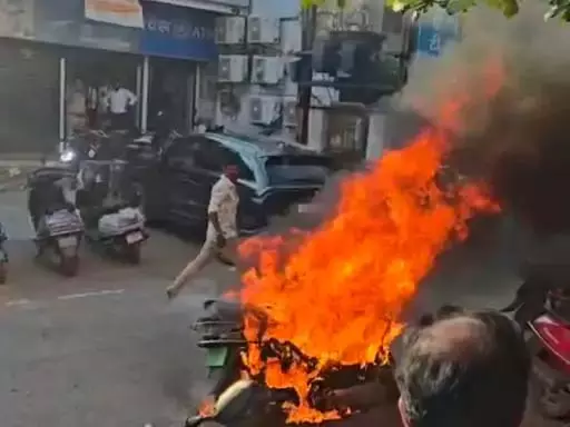 सड़क किनारे खड़ी इलेक्ट्रिक स्कूटर में लगी आग, मचा हड़कंप सड़क किनारे खड़ी इलेक्ट्रिक स्कूटर में लगी आग, मचा हड़कंप