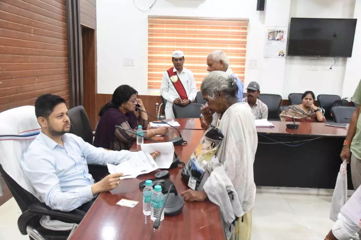 आधार एवं वोटर आईडी बनवाने जनदर्शन में लगाई गुहार आधार एवं वोटर आईडी बनवाने जनदर्शन में लगाई गुहार