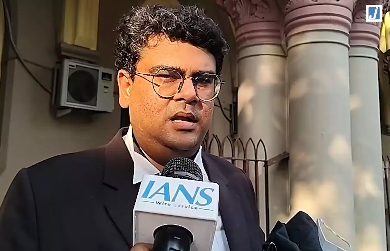 बंगाल में दलबदल विवाद पहुंचा सुप्रीम कोर्ट, नोटिस प्रक्रिया पर उठे सवाल बंगाल में दलबदल विवाद पहुंचा सुप्रीम कोर्ट, नोटिस प्रक्रिया पर उठे सवाल