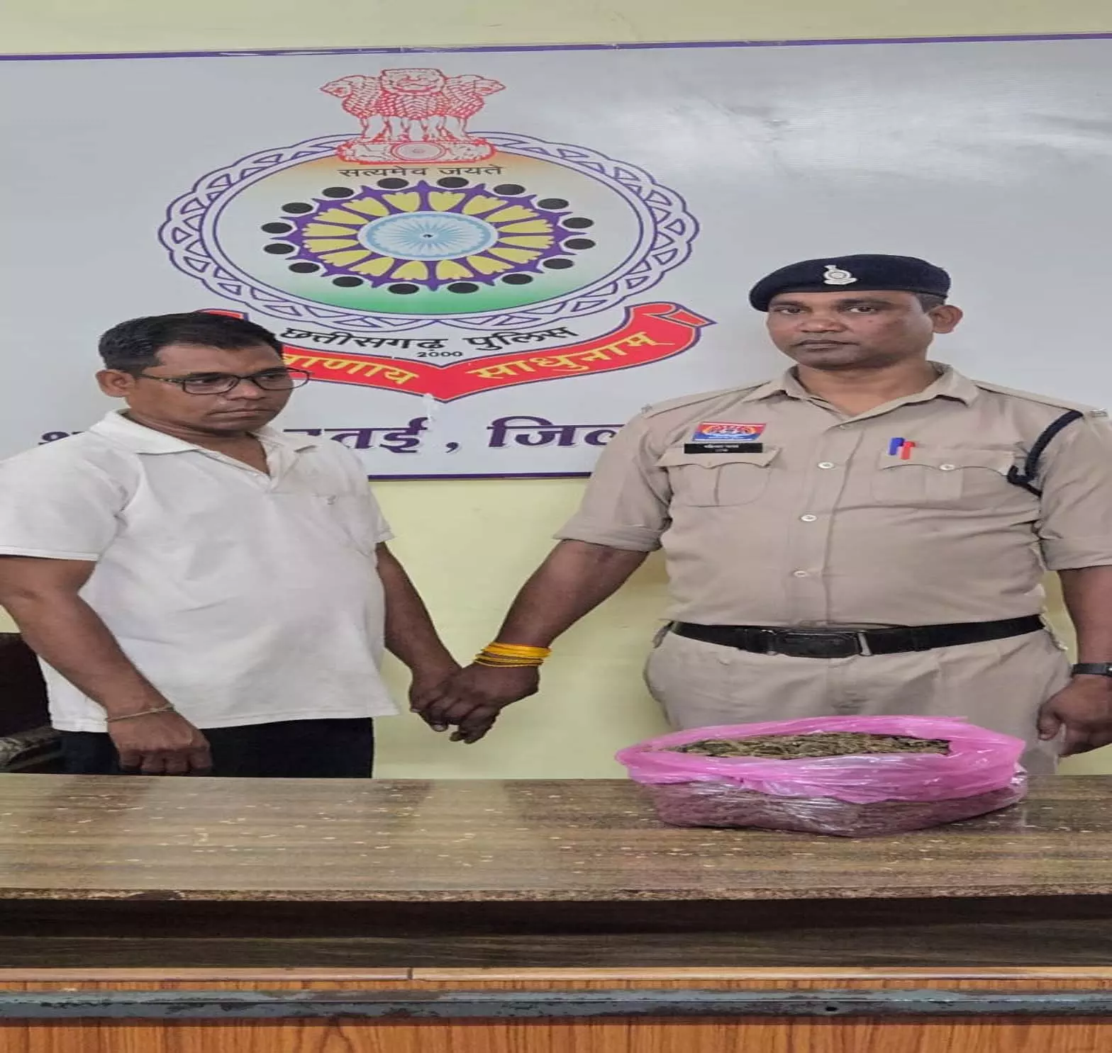 उमरपोटी बोगदा पुल के पास गांजा बेचते आरोपी गिरफ्तार उमरपोटी बोगदा पुल के पास गांजा बेचते आरोपी गिरफ्तार