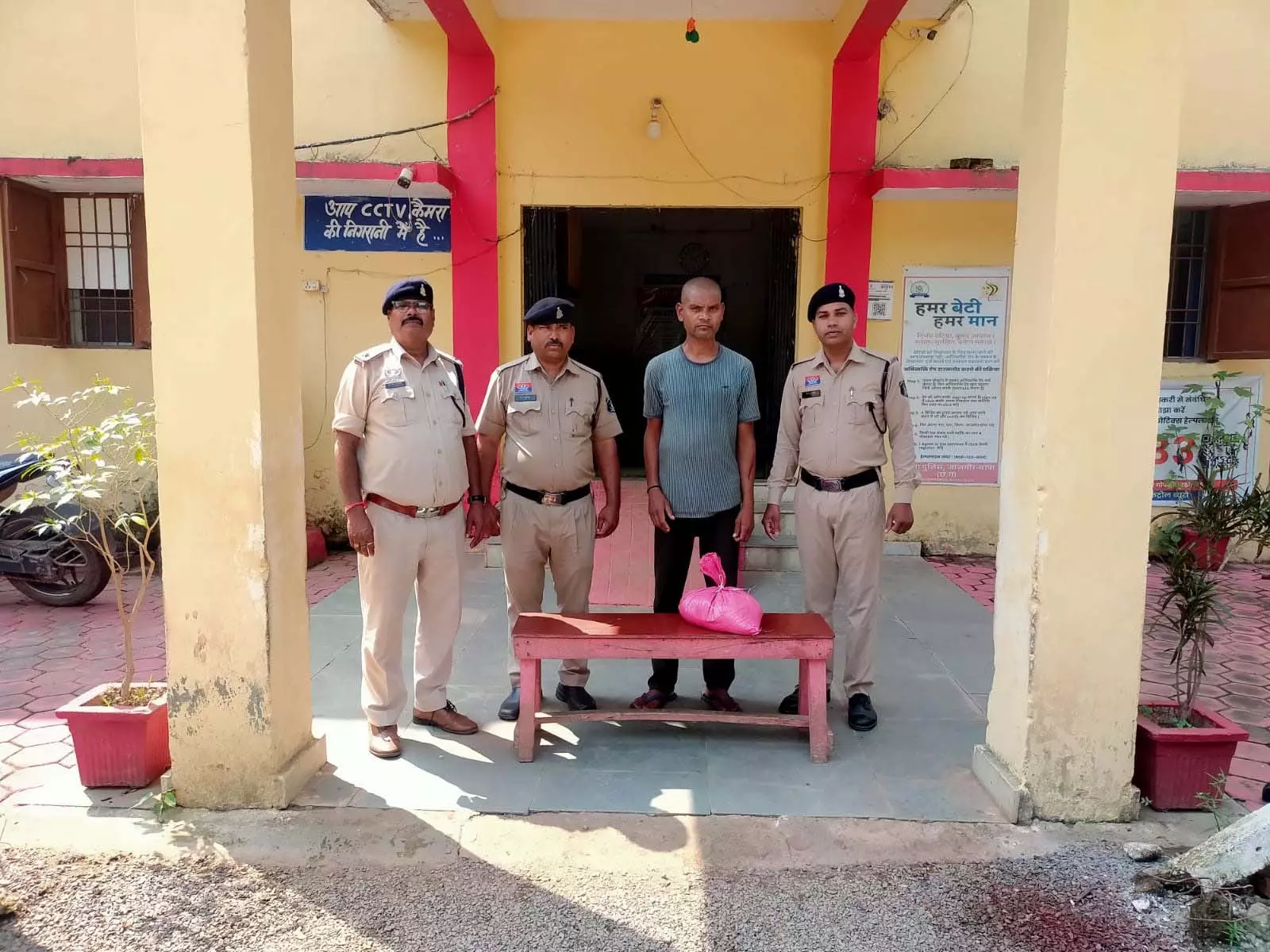 पामगढ़ पुलिस की कार्रवाई, 10 लीटर कच्ची महुआ शराब के साथ आरोपी गिरफ्तार पामगढ़ पुलिस की कार्रवाई, 10 लीटर कच्ची महुआ शराब के साथ आरोपी गिरफ्तार