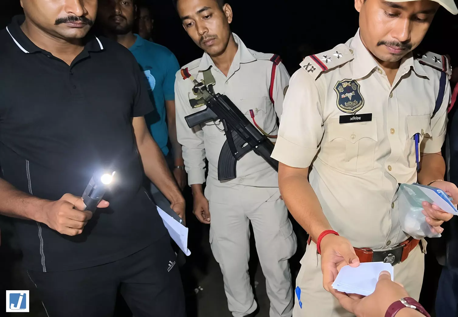 NH-37 पर पुलिस का ऑपरेशन, स्कूटर सवार दो कथित तस्कर पकड़े गए NH-37 पर पुलिस का ऑपरेशन, स्कूटर सवार दो कथित तस्कर पकड़े गए