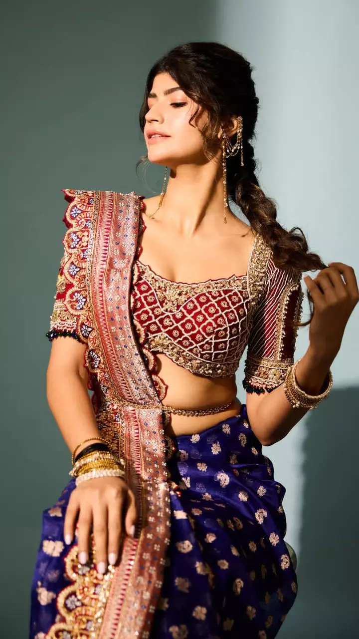 ट्रेडिशनल आउटफिट में अंजिनी ने जीता दिल