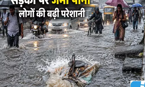 लोहरदगा में बारिश ने खोली जलनिकासी की पोल सड़क बनी तालाब