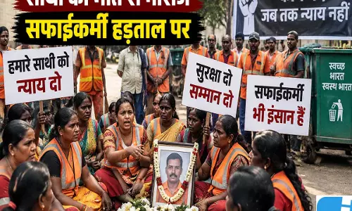 साथी की मौत के बाद सफाईकर्मियों का प्रदर्शन काम बंद कर जताया विरोध साथी की मौत के बाद सफाईकर्मियों का प्रदर्शन काम बंद कर जताया विरोध