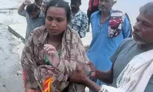 शास्त्री पुल से गंगा में कूदी महिला 14 घंटे बाद जिंदा मिली, चुनार में मछुआरों ने बचाई जान शास्त्री पुल से गंगा में कूदी महिला 14 घंटे बाद जिंदा मिली, चुनार में मछुआरों ने बचाई जान