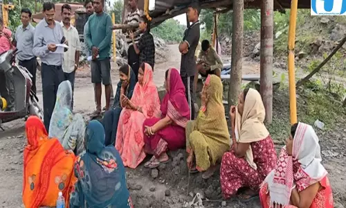 ब्लास्टिंग के बाद भड़के ग्रामीण खदान का काम किया बंद