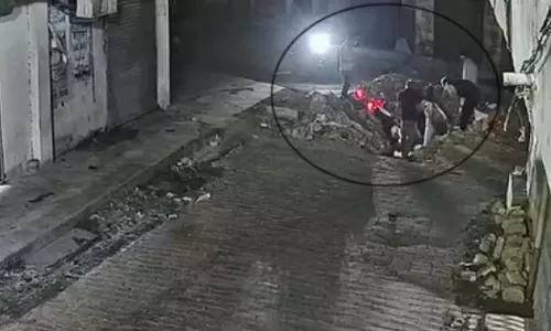 LIVE वीडियो! रात के अंधेरे में दिखा नहीं खतरा, गड्ढे में जा गिरा बाइक सवार