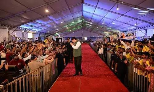Dehradun: युवाओं के बीच पहुंचे धामी, समर्थकों ने किया स्वागत