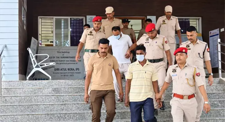 असम: रंगदारी मामले में दो पुलिसकर्मी गिरफ्तार, SI फरार असम: रंगदारी मामले में दो पुलिसकर्मी गिरफ्तार, SI फरार