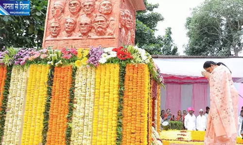 मराठवाड़ा मुक्ति संग्राम दिवस पर सुनेत्रा अजीत पवार ने शहीदों को दी श्रद्धांजलि मराठवाड़ा मुक्ति संग्राम दिवस पर सुनेत्रा अजीत पवार ने शहीदों को दी श्रद्धांजलि