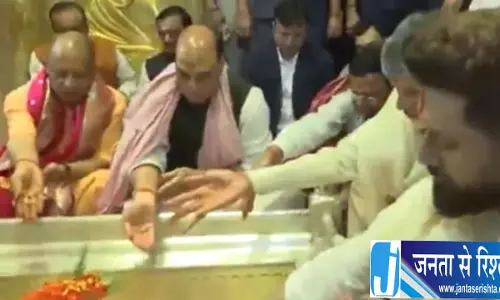 पीएम मोदी के 76वें जन्मदिन पर काशी में विशेष पूजा, गंगा का 76 लीटर दूध से अभिषेक