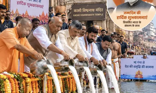 पीएम मोदी के 76वें जन्मदिन पर काशी में विशेष पूजा, गंगा का 76 लीटर दूध से अभिषेक