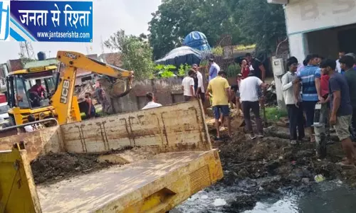 सरकारी व्यवस्था का इंतजार छोड़ा, युवाओं ने खुद संभाली गांव की सफाई की जिम्मेदारी सरकारी व्यवस्था का इंतजार छोड़ा, युवाओं ने खुद संभाली गांव की सफाई की जिम्मेदारी