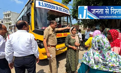 झज्जर में जल संकट पर सड़क पर उतरी महिलाएं झज्जर में जल संकट पर सड़क पर उतरी महिलाएं