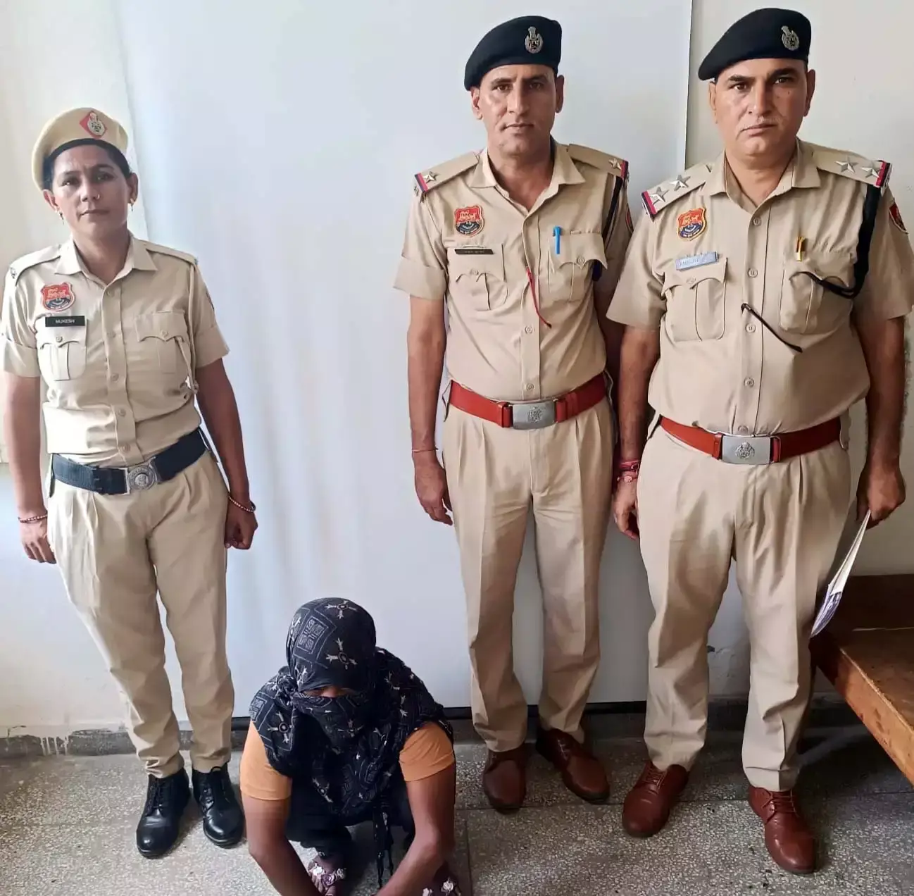 Hansi: लाखों की चोरी के मामले में पुलिस की कार्रवाई, महिला गिरफ्तार Hansi: लाखों की चोरी के मामले में पुलिस की कार्रवाई, महिला गिरफ्तार