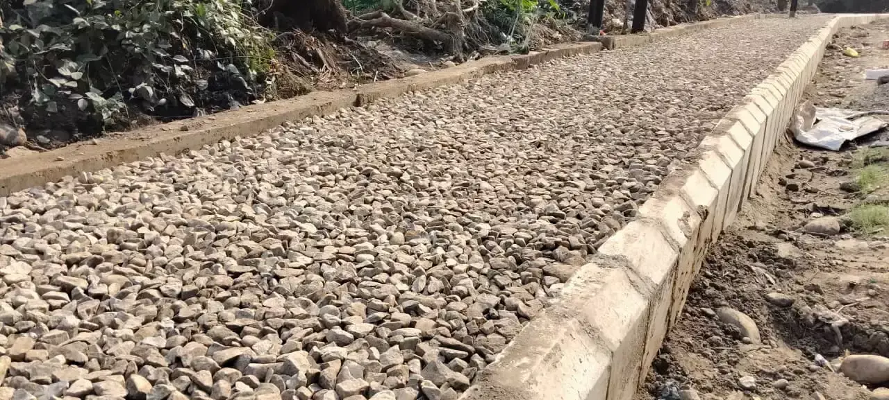 Haridwar: श्रद्धालुओं की सुविधा के लिए कुंभ क्षेत्र में बन रहे फुटपाथ