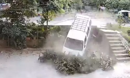 स्कूल वैन का LIVE वीडियो, पेड़ से टकराकर 4 फीट नीचे गिरी स्कूल वैन का LIVE वीडियो, पेड़ से टकराकर 4 फीट नीचे गिरी