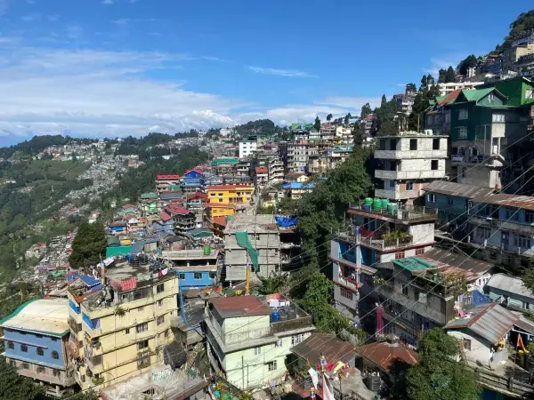 अवैध इमारतों का नेटवर्क सुविधाओं को लेकर जांच की मांग