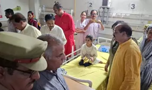 पीएम मोदी के जन्मदिन पर सेवा अभियान, सांसद ने अस्पताल में मरीजों को बांटे फल, विधायक ने लगाई झाड़ू