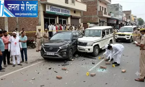 कार में टक्कर के बाद मारपीट का आरोप