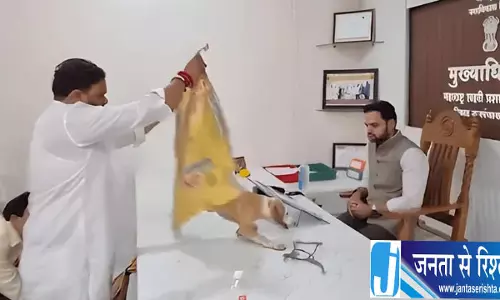 आवारा कुत्तों के मुद्दे पर युवा सेना का विरोध