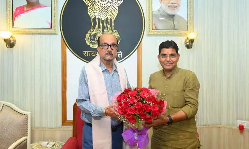 राज्यपाल रमेन डेका से मंत्री टंकराम वर्मा ने की सौजन्य भेंट राज्यपाल रमेन डेका से मंत्री टंकराम वर्मा ने की सौजन्य भेंट