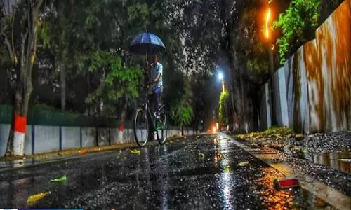 मौसम ने ली करवट, लखनऊ में दिन में रात जैसा नजारा मौसम ने ली करवट, लखनऊ में दिन में रात जैसा नजारा