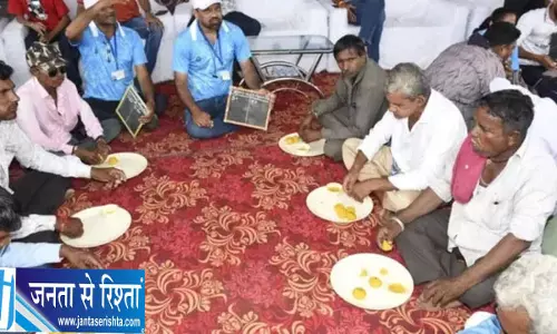गुजरात के तारनेतर मेले में अनोखी लड्डू प्रतियोगिता, 30 मिनट में बलवंतभाई ने खाए 28 लड्डू