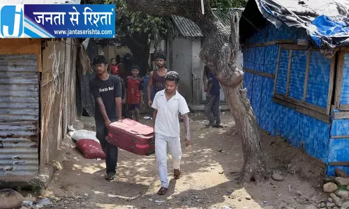 जम्मू में रोहिंग्या परिवारों ने हटाईं झुग्गियां