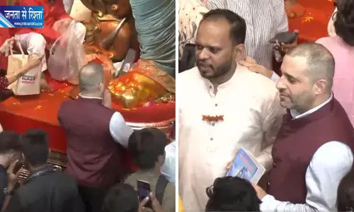 इजराइल के कॉन्सल जनरल यानीव रेवाच ने लालबागचा राजा के किए दर्शन