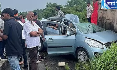 मुंबई-नासिक हाईवे पर भीषण हादसा, जले हुए ट्रक से टकराई कार; दो बच्चों समेत चार की मौत मुंबई-नासिक हाईवे पर भीषण हादसा, जले हुए ट्रक से टकराई कार; दो बच्चों समेत चार की मौत