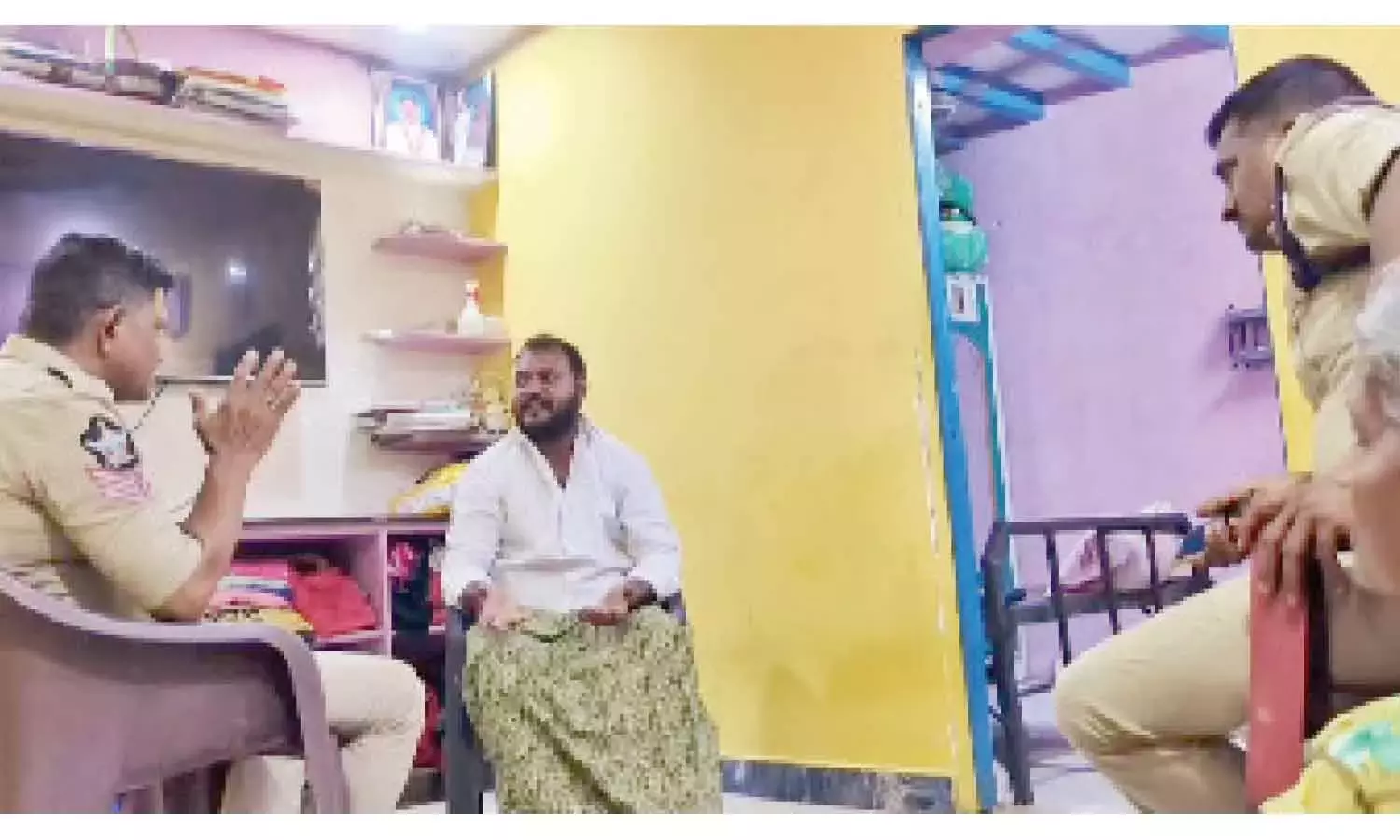 टीडीपी की आंतरिक दरार उजागर: कुरनूल में दलित नेता ने अपहरण की धमकी का आरोप लगाया टीडीपी की आंतरिक दरार उजागर: कुरनूल में दलित नेता ने अपहरण की धमकी का आरोप लगाया