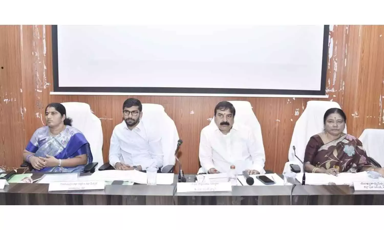 सांसद अंबिका लक्ष्मीनारायण और कलेक्टर आनंद ने ज़िला विकास समीक्षा बैठक की अध्यक्षता की सांसद अंबिका लक्ष्मीनारायण और कलेक्टर आनंद ने ज़िला विकास समीक्षा बैठक की अध्यक्षता की