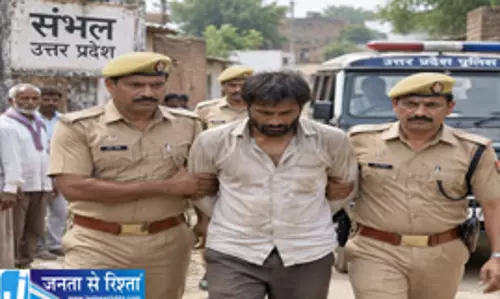 लंबे समय से फरार आरोपी की कहानी, गांव लौटते ही पुलिस ने पकड़ा लंबे समय से फरार आरोपी की कहानी, गांव लौटते ही पुलिस ने पकड़ा