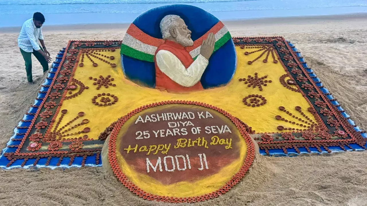 PM मोदी के जन्मदिन पर रेत कलाकृति, कलाकारों के समर्थन की सराहना