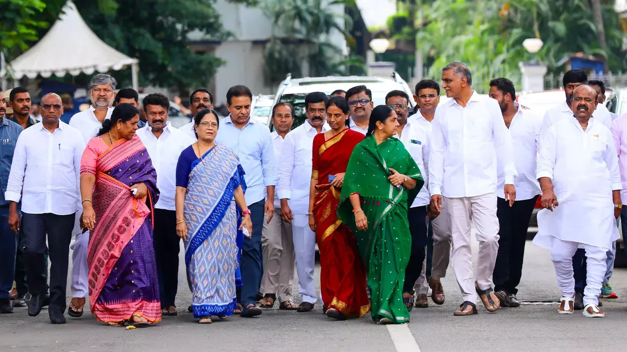 BRS, KCR और CM रेड्डी की पारिवारिक संपत्ति की न्यायिक जांच के लिए तैयार BRS, KCR और CM रेड्डी की पारिवारिक संपत्ति की न्यायिक जांच के लिए तैयार