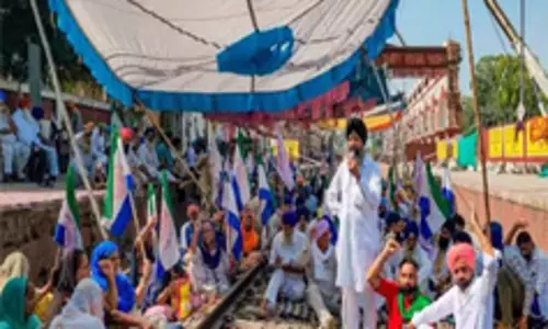 चुनाव के बीच किसानों का मोर्चा, रेलवे ट्रैक बना आंदोलन स्थल