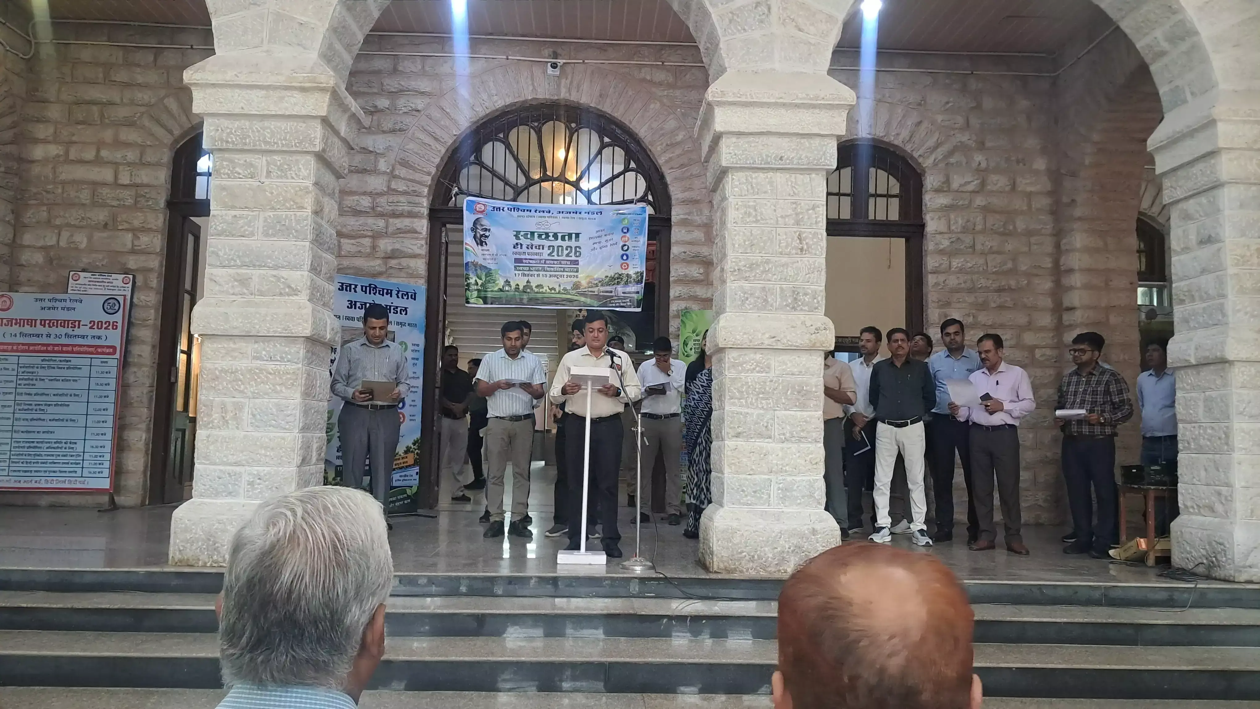 Ajmer: रेलकर्मियों ने स्वच्छता अभियान की शपथ ली Ajmer: रेलकर्मियों ने स्वच्छता अभियान की शपथ ली