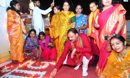 पांच लाख दीपों से रोशन हुआ तालाब, मंत्री जायसवाल की मौजूदगी में भव्य आयोजन पांच लाख दीपों से रोशन हुआ तालाब, मंत्री जायसवाल की मौजूदगी में भव्य आयोजन